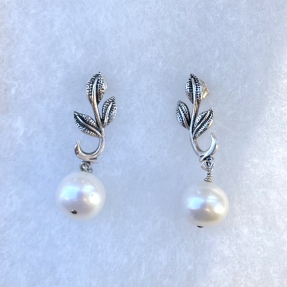 Jewelry - 925 Sterling Silver 10mm Pearl Earrings w/ leaf design